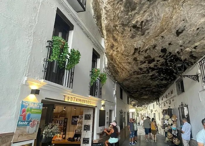 Casa Bajo La Roca